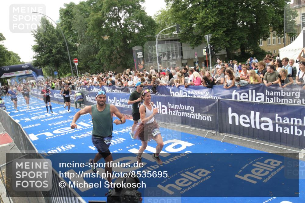 29.06.2025 - hella hamburg halbmarathon Michael Strokosch http://msf.ph/oto/8535695 29.06.2025 10:42:41 Ziel  meine-sportfotos.de