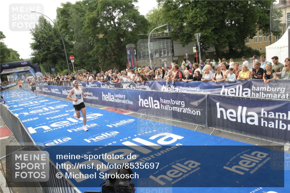 29.06.2025 - hella hamburg halbmarathon Michael Strokosch http://msf.ph/oto/8535697 29.06.2025 10:22:57 Ziel  meine-sportfotos.de