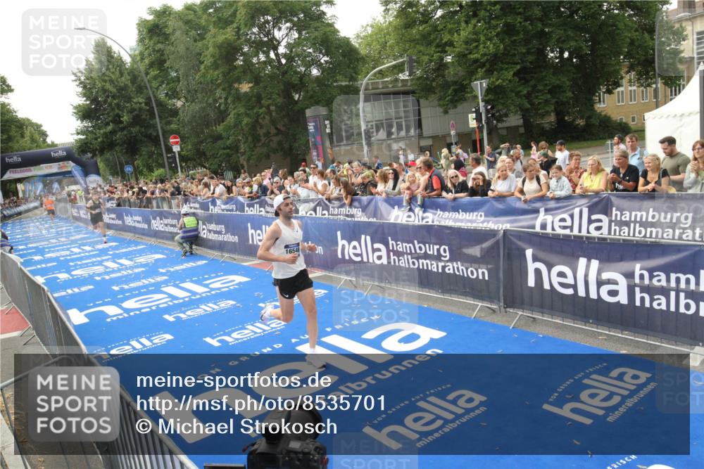 29.06.2025 - hella hamburg halbmarathon Michael Strokosch http://msf.ph/oto/8535701 29.06.2025 10:22:58 Ziel  meine-sportfotos.de
