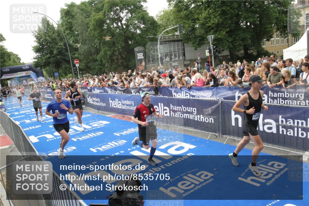29.06.2025 - hella hamburg halbmarathon Michael Strokosch http://msf.ph/oto/8535705 29.06.2025 10:42:44 Ziel  meine-sportfotos.de