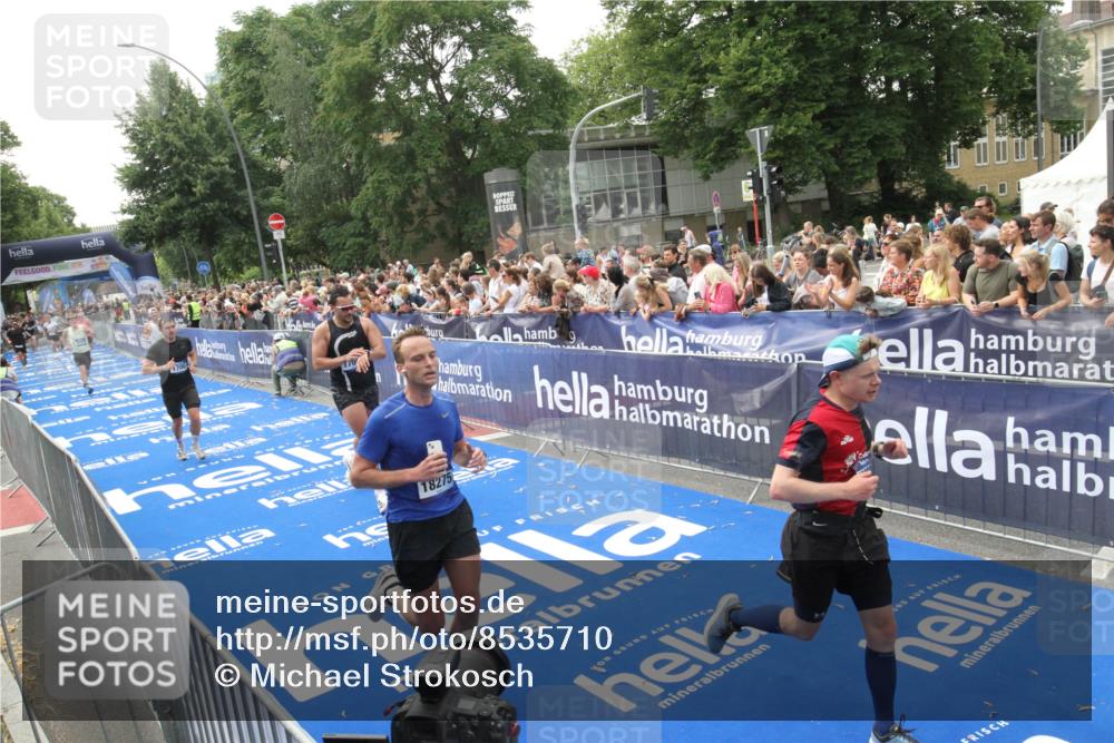 29.06.2025 - hella hamburg halbmarathon Michael Strokosch http://msf.ph/oto/8535710 29.06.2025 10:42:45 Ziel  meine-sportfotos.de