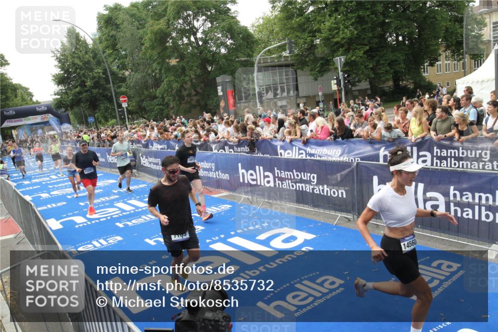 29.06.2025 - hella hamburg halbmarathon Michael Strokosch http://msf.ph/oto/8535732 29.06.2025 10:42:54 Ziel  meine-sportfotos.de