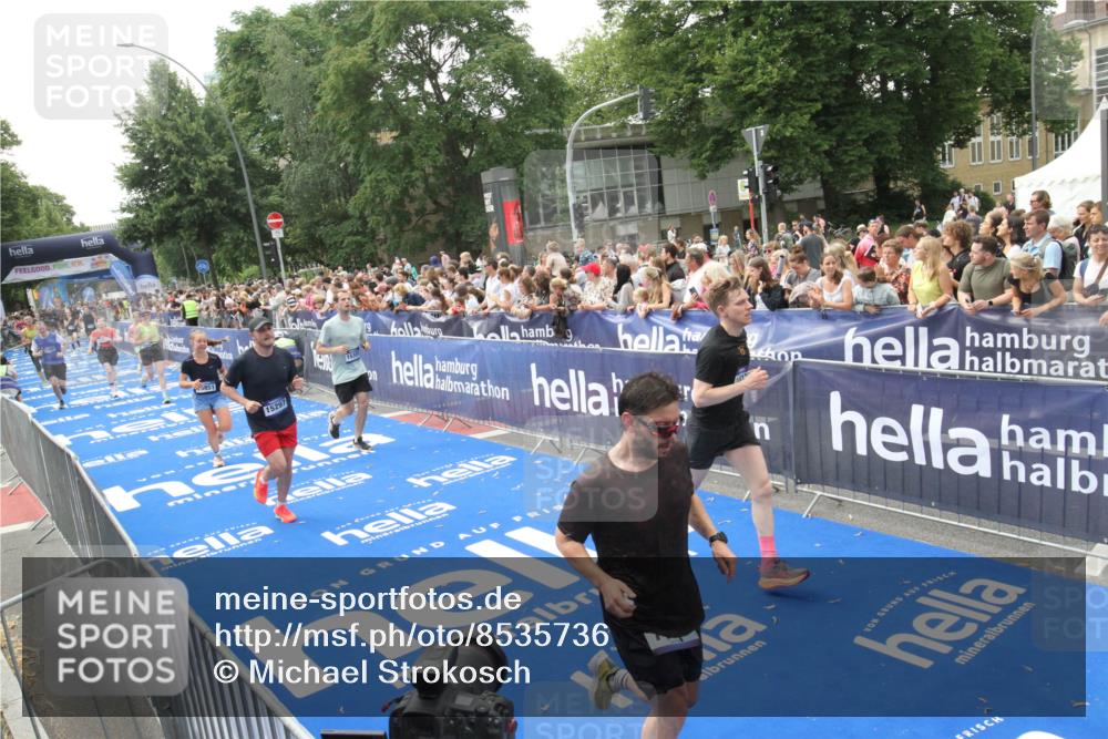 29.06.2025 - hella hamburg halbmarathon Michael Strokosch http://msf.ph/oto/8535736 29.06.2025 10:42:55 Ziel  meine-sportfotos.de