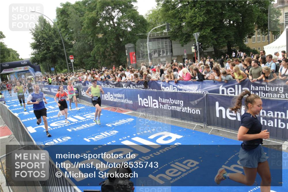 29.06.2025 - hella hamburg halbmarathon Michael Strokosch http://msf.ph/oto/8535743 29.06.2025 10:42:57 Ziel  meine-sportfotos.de