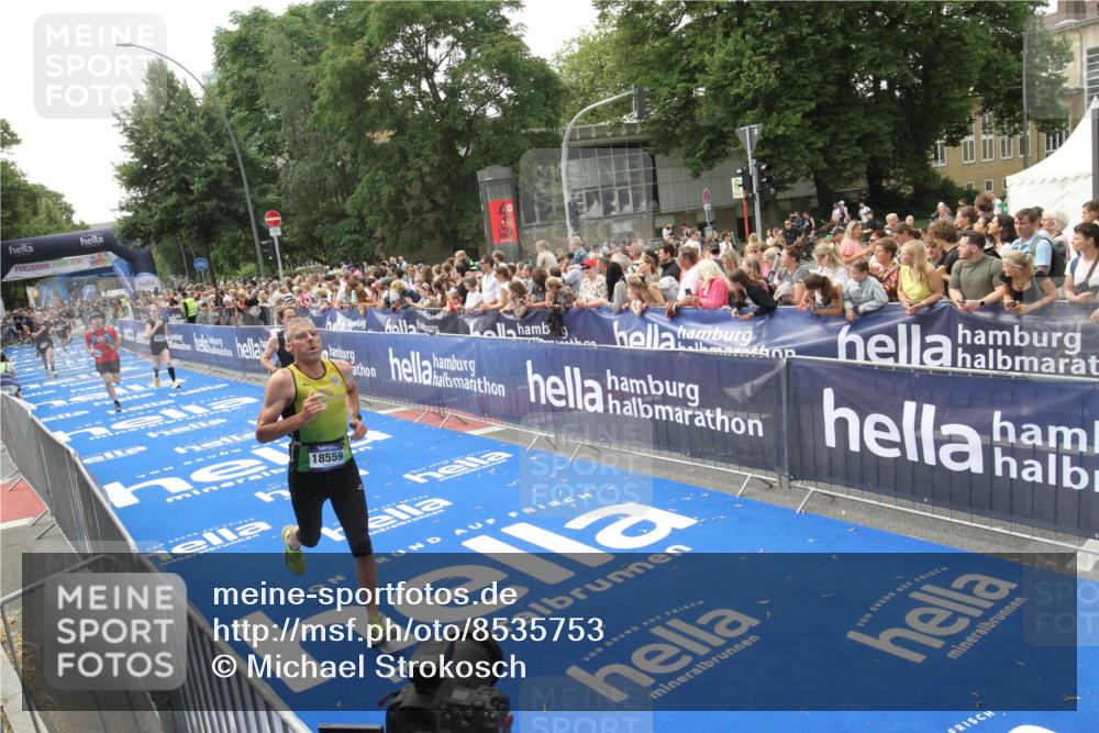 29.06.2025 - hella hamburg halbmarathon Michael Strokosch http://msf.ph/oto/8535753 29.06.2025 10:43:00 Ziel  meine-sportfotos.de