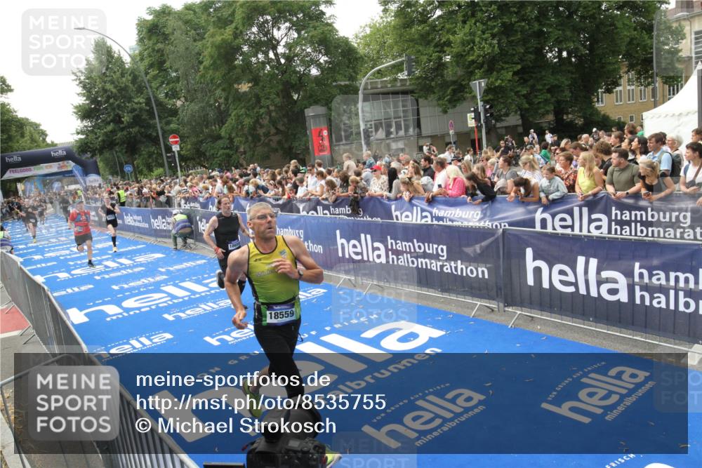 29.06.2025 - hella hamburg halbmarathon Michael Strokosch http://msf.ph/oto/8535755 29.06.2025 10:43:00 Ziel  meine-sportfotos.de
