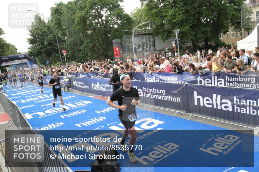 29.06.2025 - hella hamburg halbmarathon Michael Strokosch http://msf.ph/oto/8535770 29.06.2025 10:43:06 Ziel  meine-sportfotos.de