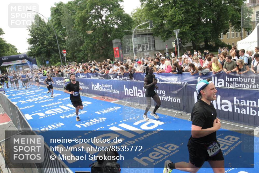 29.06.2025 - hella hamburg halbmarathon Michael Strokosch http://msf.ph/oto/8535772 29.06.2025 10:43:06 Ziel  meine-sportfotos.de
