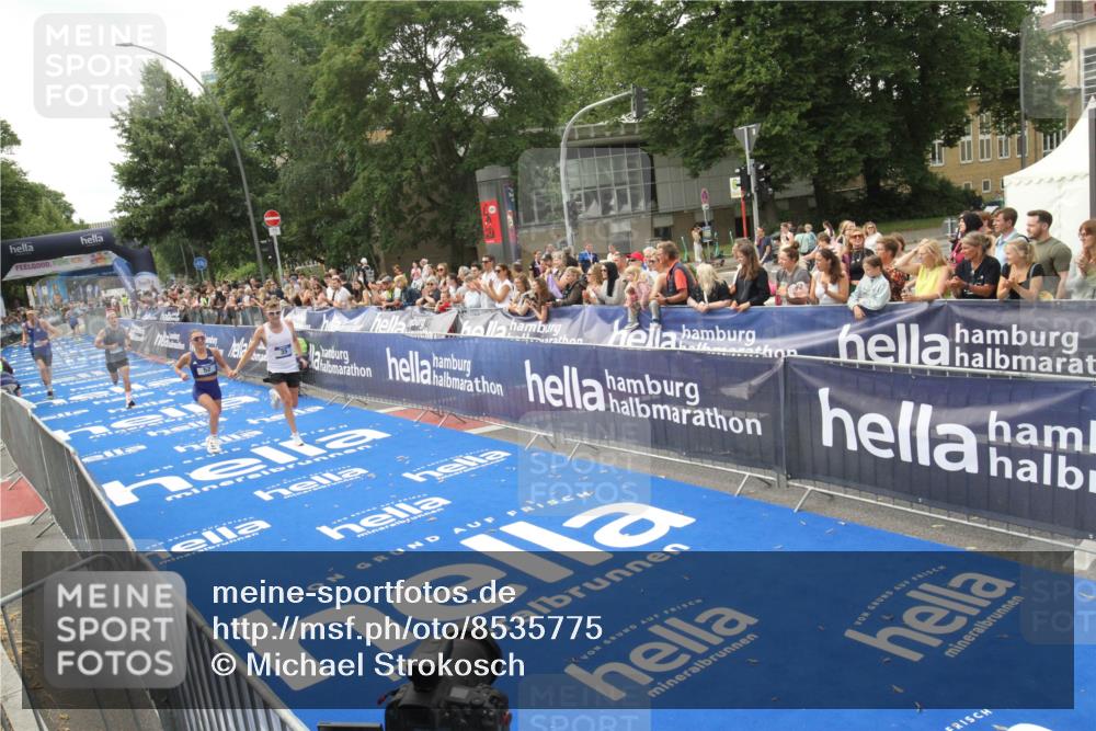 29.06.2025 - hella hamburg halbmarathon Michael Strokosch http://msf.ph/oto/8535775 29.06.2025 10:23:31 Ziel  meine-sportfotos.de