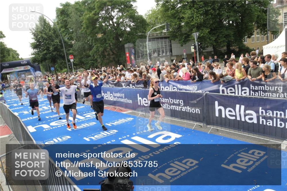 29.06.2025 - hella hamburg halbmarathon Michael Strokosch http://msf.ph/oto/8535785 29.06.2025 10:43:10 Ziel  meine-sportfotos.de