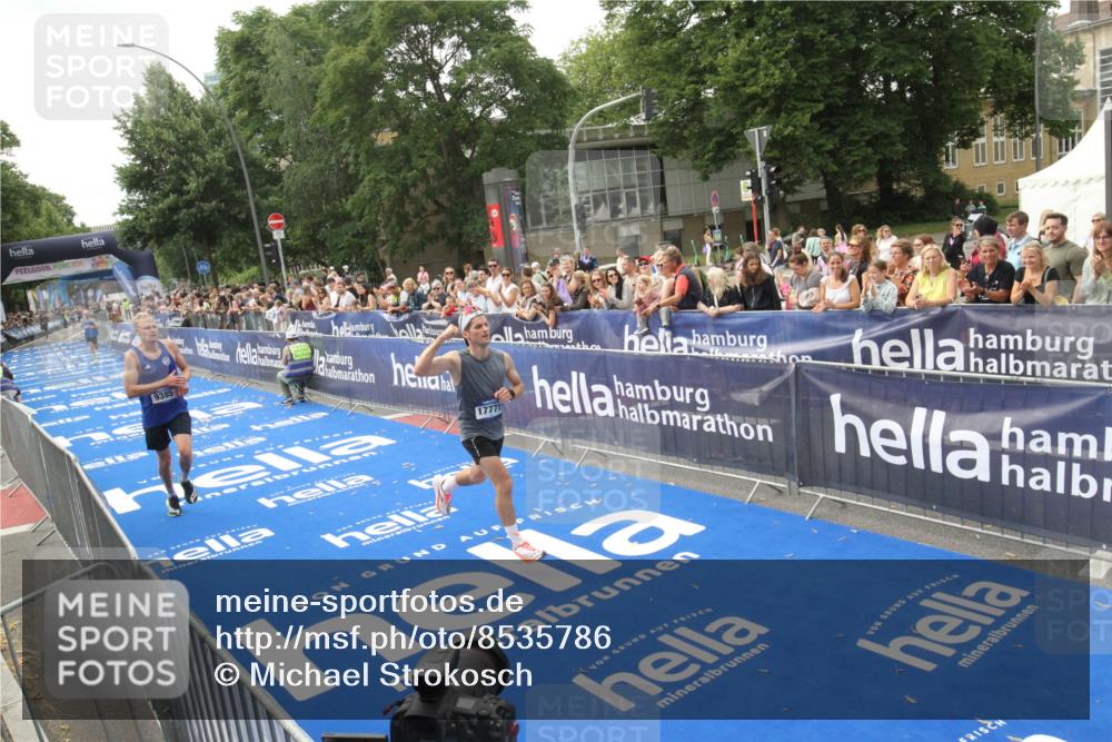 29.06.2025 - hella hamburg halbmarathon Michael Strokosch http://msf.ph/oto/8535786 29.06.2025 10:23:33 Ziel  meine-sportfotos.de