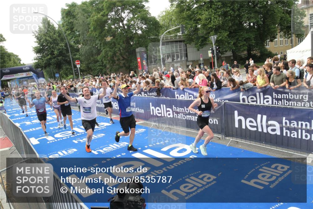 29.06.2025 - hella hamburg halbmarathon Michael Strokosch http://msf.ph/oto/8535787 29.06.2025 10:43:10 Ziel  meine-sportfotos.de