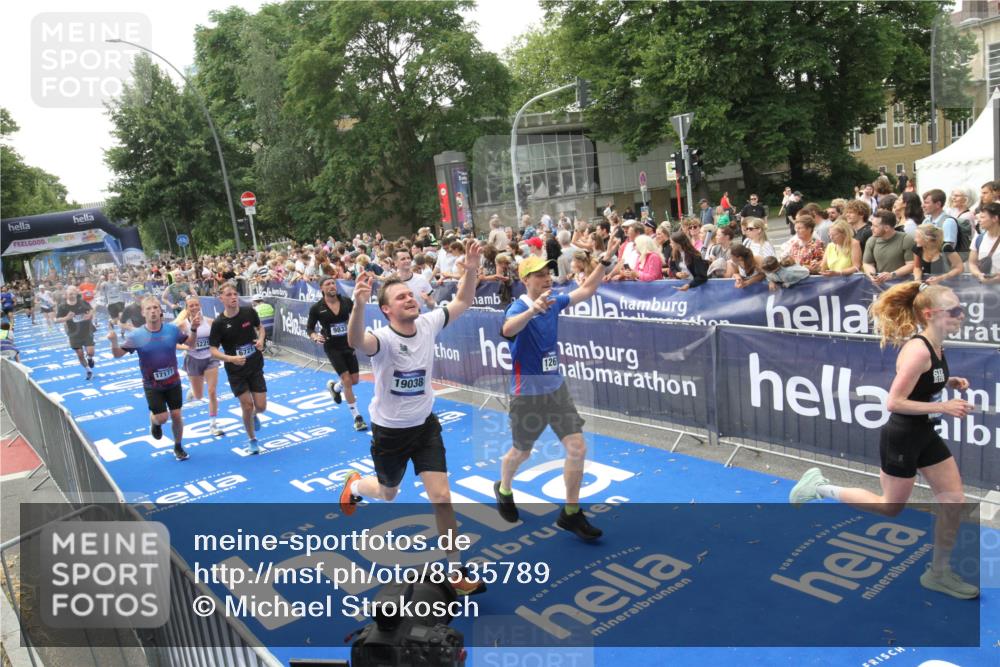 29.06.2025 - hella hamburg halbmarathon Michael Strokosch http://msf.ph/oto/8535789 29.06.2025 10:43:11 Ziel  meine-sportfotos.de