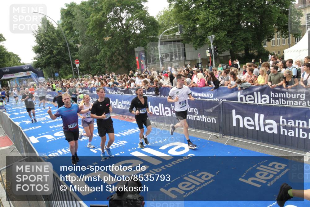 29.06.2025 - hella hamburg halbmarathon Michael Strokosch http://msf.ph/oto/8535793 29.06.2025 10:43:12 Ziel  meine-sportfotos.de