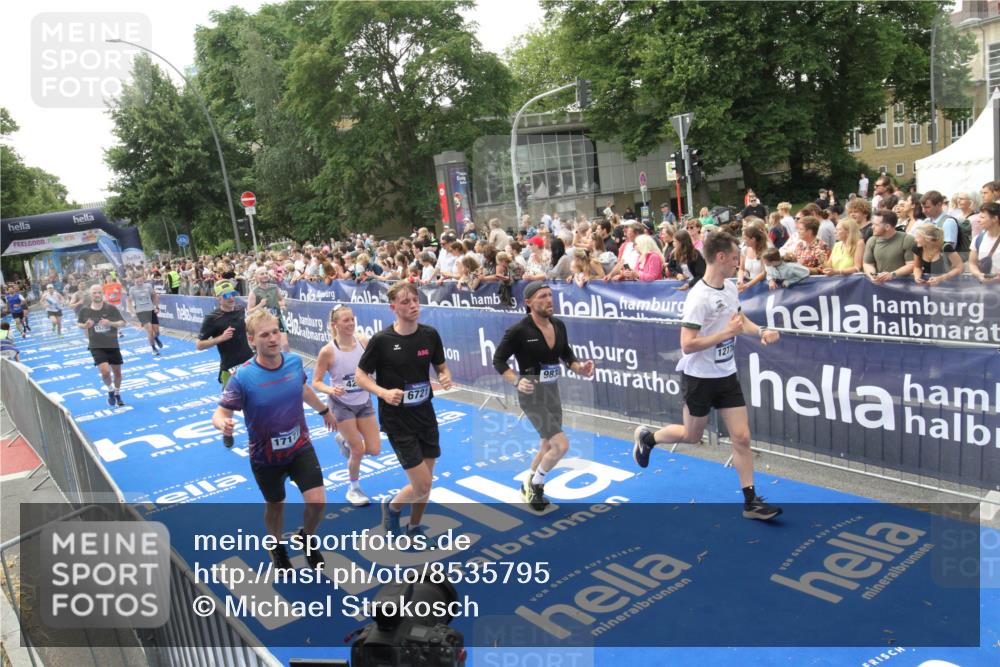 29.06.2025 - hella hamburg halbmarathon Michael Strokosch http://msf.ph/oto/8535795 29.06.2025 10:43:12 Ziel  meine-sportfotos.de