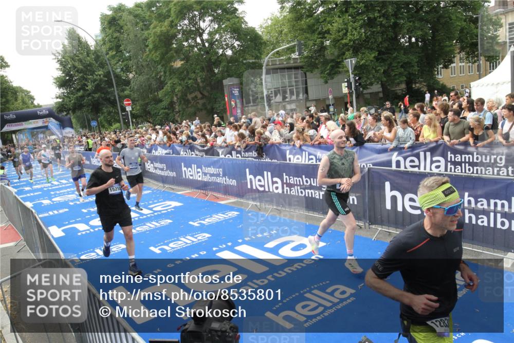 29.06.2025 - hella hamburg halbmarathon Michael Strokosch http://msf.ph/oto/8535801 29.06.2025 10:43:14 Ziel  meine-sportfotos.de