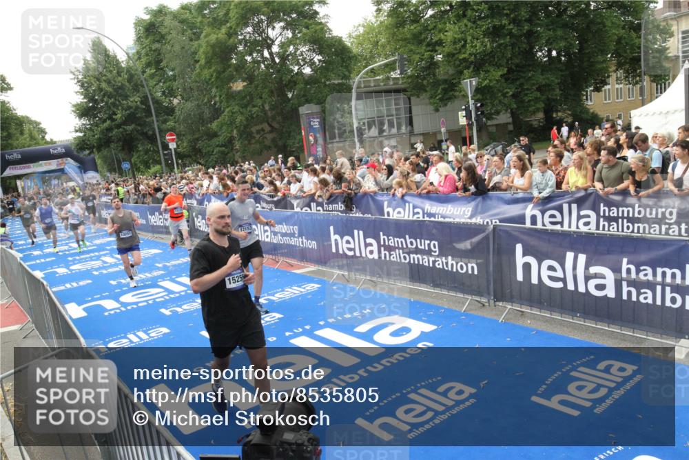 29.06.2025 - hella hamburg halbmarathon Michael Strokosch http://msf.ph/oto/8535805 29.06.2025 10:43:15 Ziel  meine-sportfotos.de