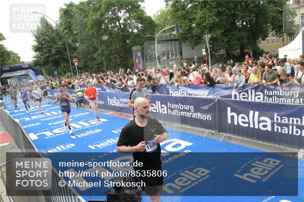 29.06.2025 - hella hamburg halbmarathon Michael Strokosch http://msf.ph/oto/8535806 29.06.2025 10:43:15 Ziel  meine-sportfotos.de