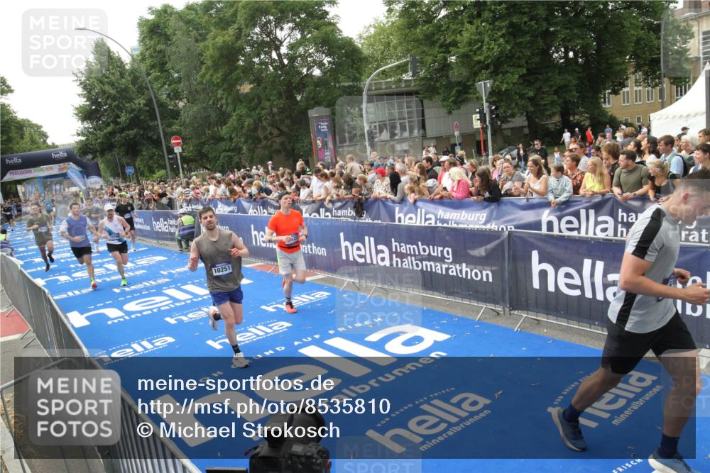 29.06.2025 - hella hamburg halbmarathon Michael Strokosch http://msf.ph/oto/8535810 29.06.2025 10:43:16 Ziel  meine-sportfotos.de