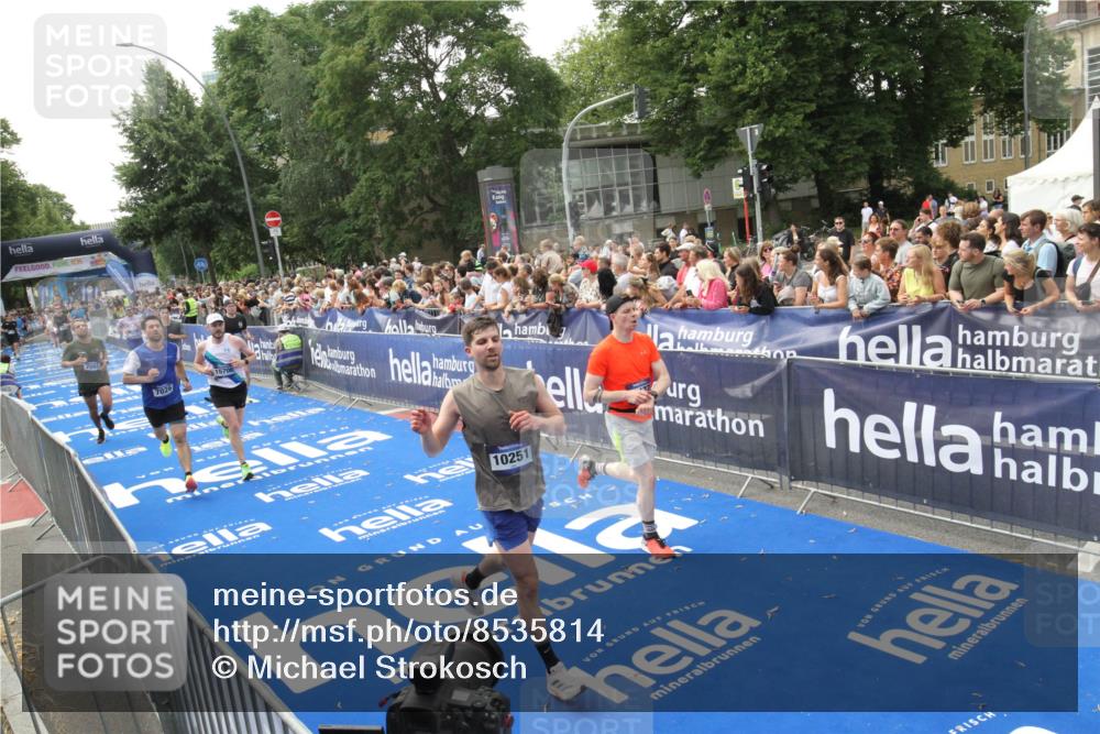 29.06.2025 - hella hamburg halbmarathon Michael Strokosch http://msf.ph/oto/8535814 29.06.2025 10:43:17 Ziel  meine-sportfotos.de