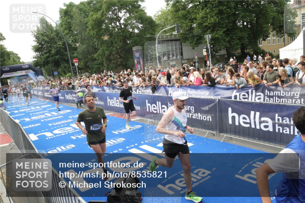 29.06.2025 - hella hamburg halbmarathon Michael Strokosch http://msf.ph/oto/8535821 29.06.2025 10:43:19 Ziel  meine-sportfotos.de