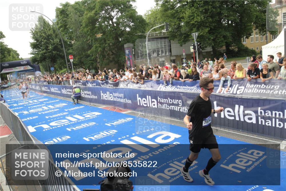29.06.2025 - hella hamburg halbmarathon Michael Strokosch http://msf.ph/oto/8535822 29.06.2025 10:23:45 Ziel  meine-sportfotos.de