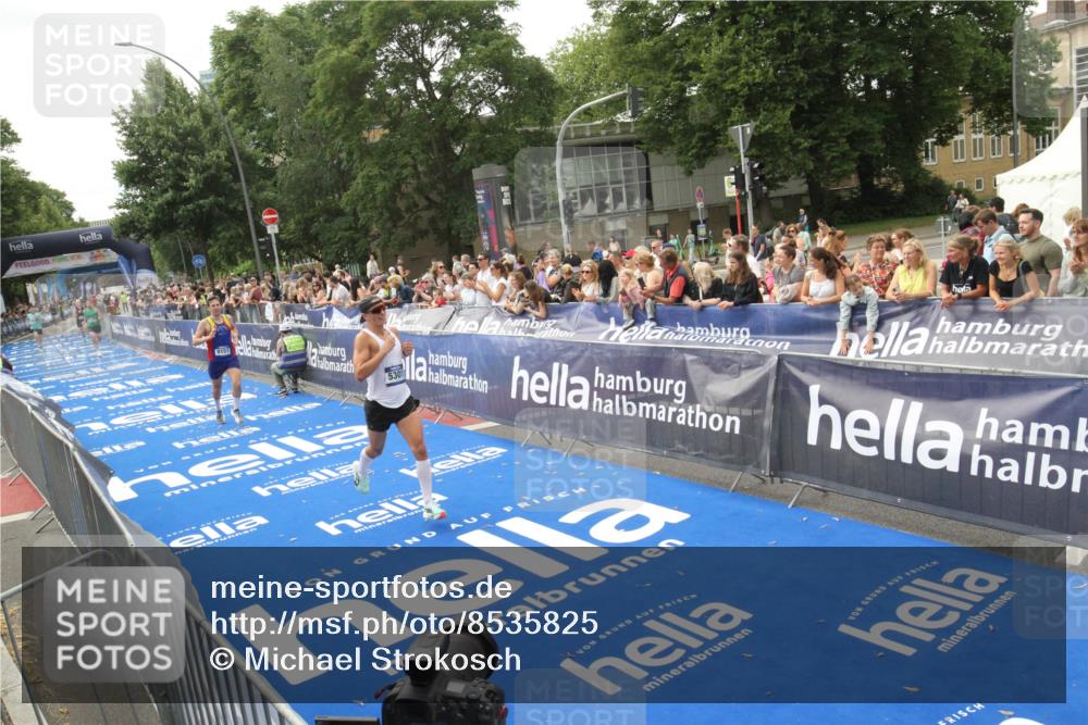 29.06.2025 - hella hamburg halbmarathon Michael Strokosch http://msf.ph/oto/8535825 29.06.2025 10:23:48 Ziel  meine-sportfotos.de
