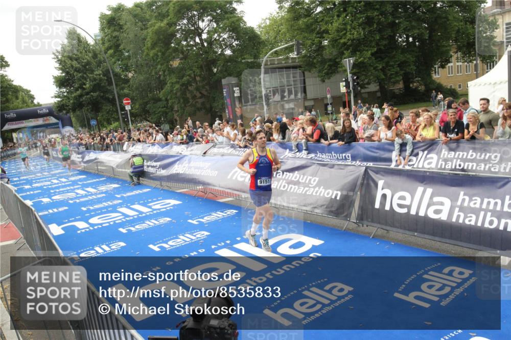 29.06.2025 - hella hamburg halbmarathon Michael Strokosch http://msf.ph/oto/8535833 29.06.2025 10:23:50 Ziel  meine-sportfotos.de