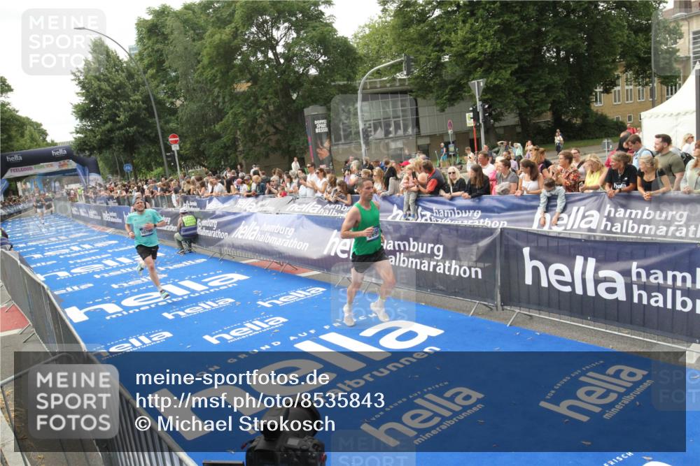 29.06.2025 - hella hamburg halbmarathon Michael Strokosch http://msf.ph/oto/8535843 29.06.2025 10:23:54 Ziel  meine-sportfotos.de