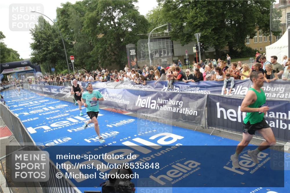 29.06.2025 - hella hamburg halbmarathon Michael Strokosch http://msf.ph/oto/8535848 29.06.2025 10:23:54 Ziel  meine-sportfotos.de