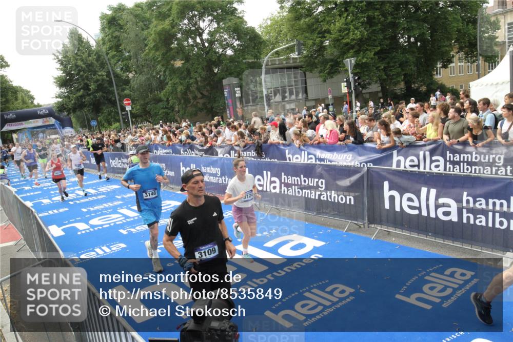 29.06.2025 - hella hamburg halbmarathon Michael Strokosch http://msf.ph/oto/8535849 29.06.2025 10:43:26 Ziel  meine-sportfotos.de