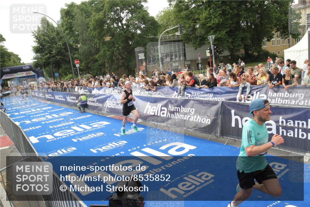 29.06.2025 - hella hamburg halbmarathon Michael Strokosch http://msf.ph/oto/8535852 29.06.2025 10:23:55 Ziel  meine-sportfotos.de