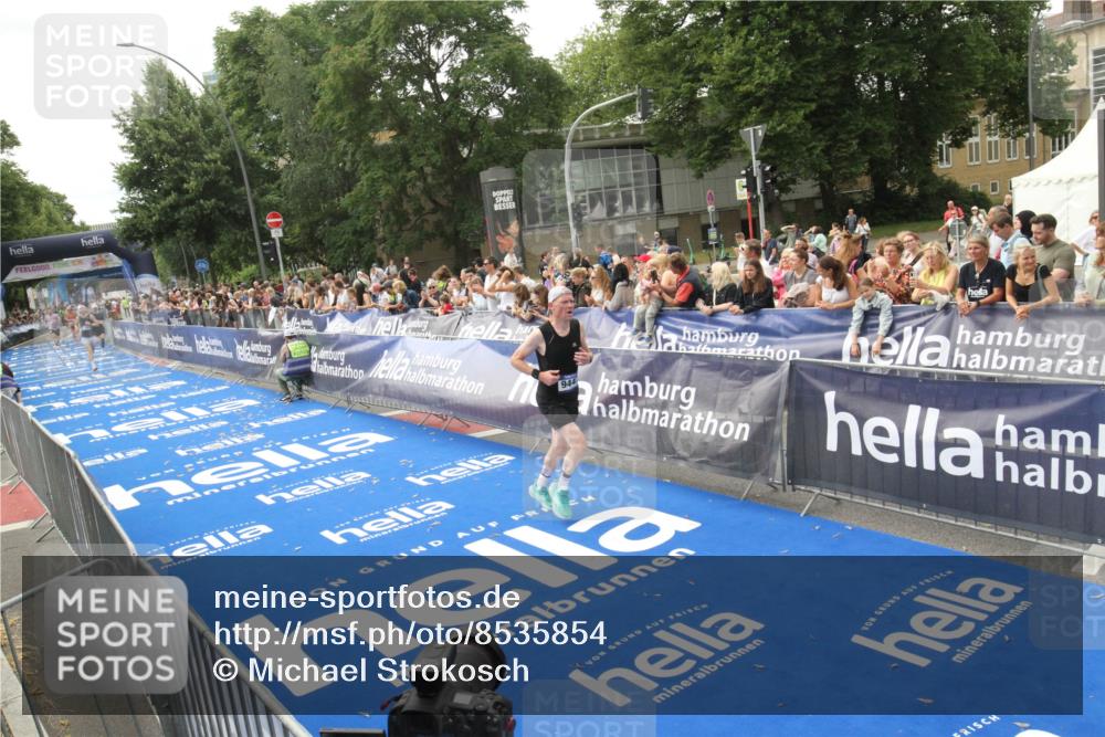 29.06.2025 - hella hamburg halbmarathon Michael Strokosch http://msf.ph/oto/8535854 29.06.2025 10:23:55 Ziel  meine-sportfotos.de