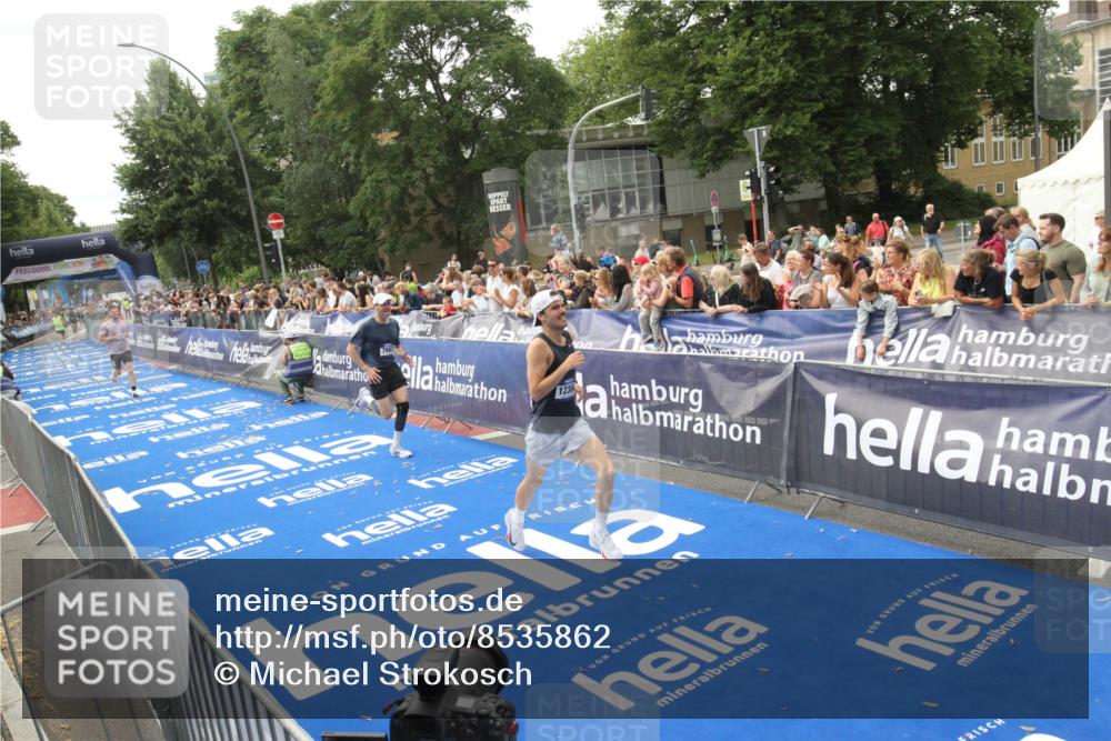 29.06.2025 - hella hamburg halbmarathon Michael Strokosch http://msf.ph/oto/8535862 29.06.2025 10:24:00 Ziel  meine-sportfotos.de