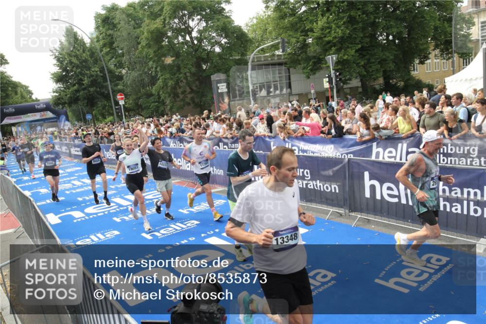 29.06.2025 - hella hamburg halbmarathon Michael Strokosch http://msf.ph/oto/8535873 29.06.2025 10:43:31 Ziel  meine-sportfotos.de