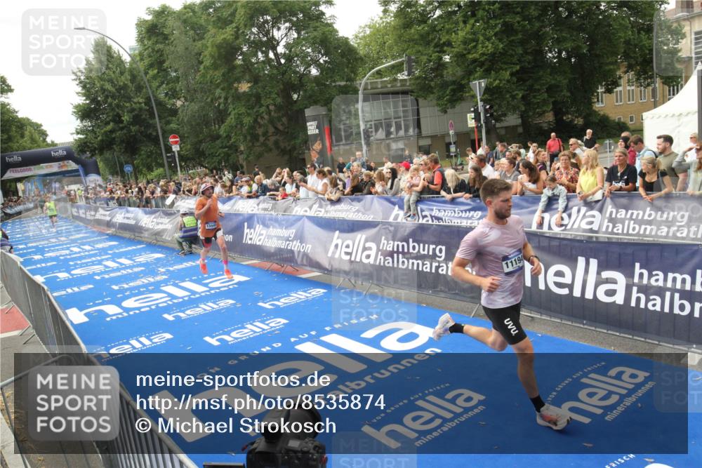 29.06.2025 - hella hamburg halbmarathon Michael Strokosch http://msf.ph/oto/8535874 29.06.2025 10:24:03 Ziel  meine-sportfotos.de