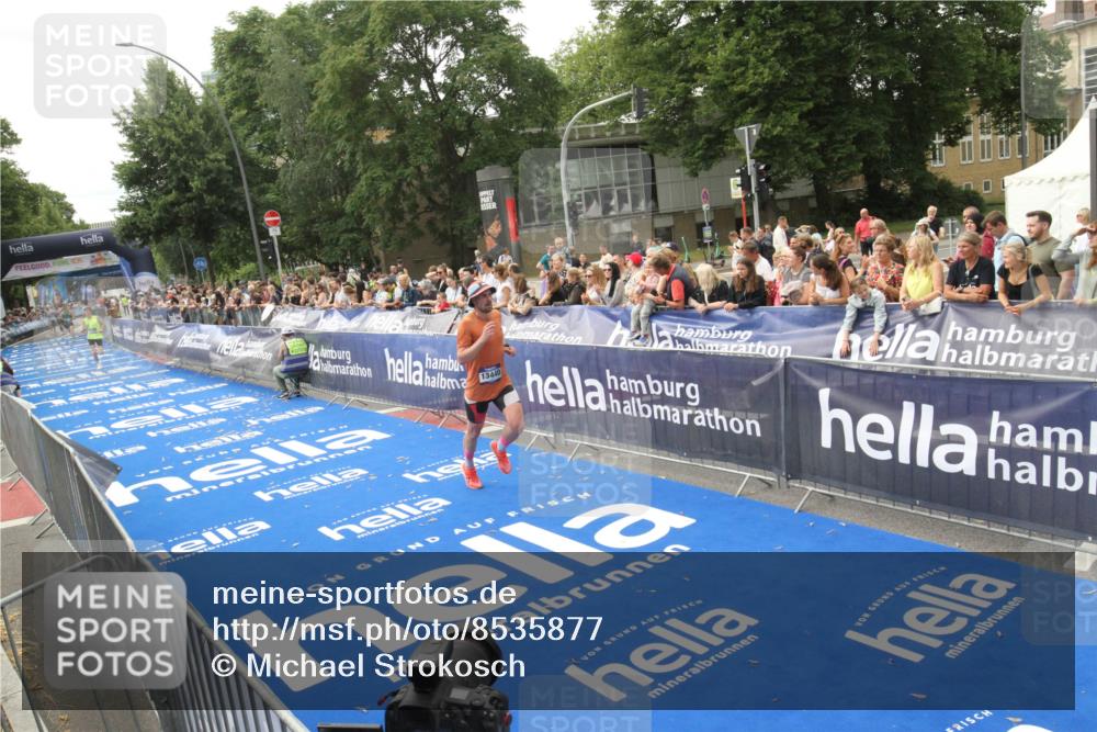 29.06.2025 - hella hamburg halbmarathon Michael Strokosch http://msf.ph/oto/8535877 29.06.2025 10:24:03 Ziel  meine-sportfotos.de