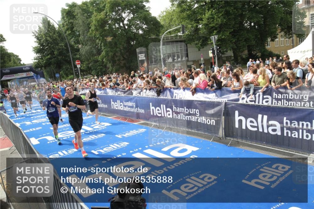 29.06.2025 - hella hamburg halbmarathon Michael Strokosch http://msf.ph/oto/8535888 29.06.2025 10:43:35 Ziel  meine-sportfotos.de