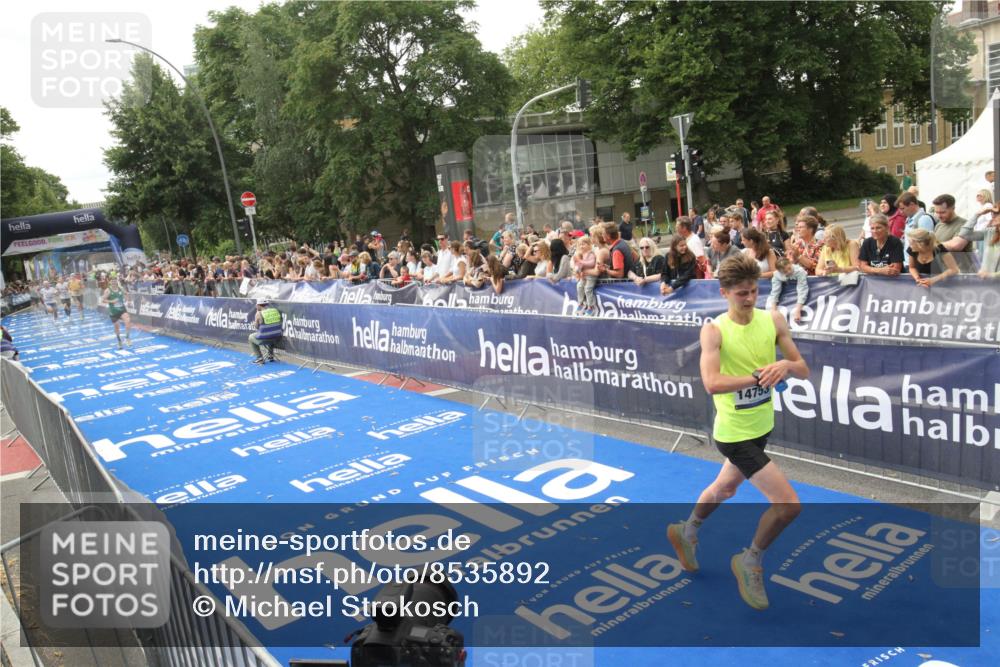 29.06.2025 - hella hamburg halbmarathon Michael Strokosch http://msf.ph/oto/8535892 29.06.2025 10:24:08 Ziel  meine-sportfotos.de