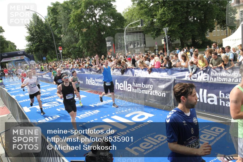 29.06.2025 - hella hamburg halbmarathon Michael Strokosch http://msf.ph/oto/8535901 29.06.2025 10:43:37 Ziel  meine-sportfotos.de