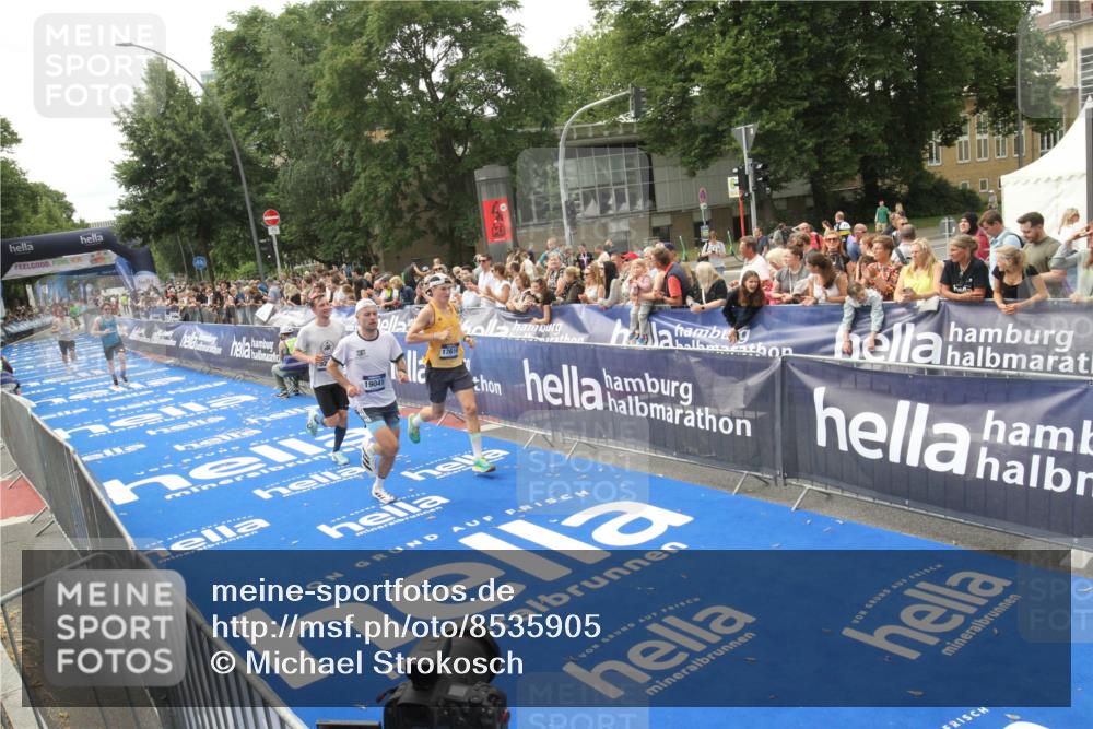 29.06.2025 - hella hamburg halbmarathon Michael Strokosch http://msf.ph/oto/8535905 29.06.2025 10:24:14 Ziel  meine-sportfotos.de
