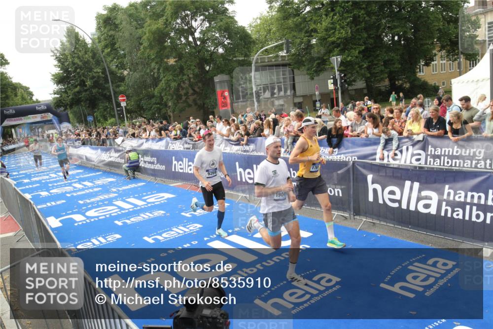 29.06.2025 - hella hamburg halbmarathon Michael Strokosch http://msf.ph/oto/8535910 29.06.2025 10:24:15 Ziel  meine-sportfotos.de