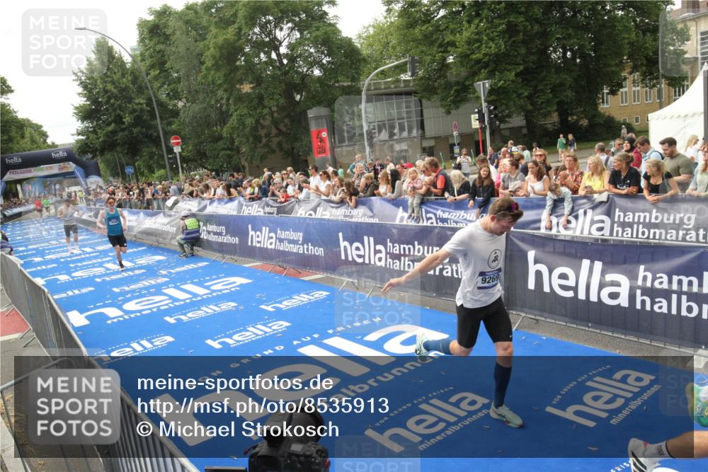 29.06.2025 - hella hamburg halbmarathon Michael Strokosch http://msf.ph/oto/8535913 29.06.2025 10:24:16 Ziel  meine-sportfotos.de