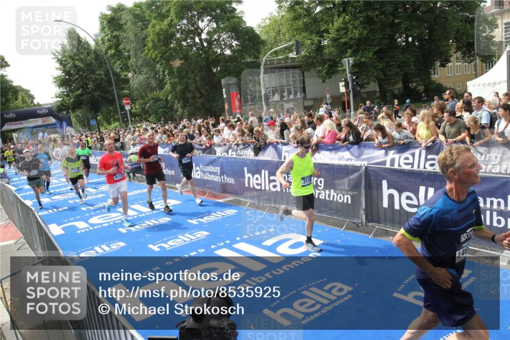 29.06.2025 - hella hamburg halbmarathon Michael Strokosch http://msf.ph/oto/8535925 29.06.2025 10:43:45 Ziel  meine-sportfotos.de