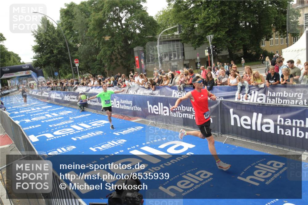 29.06.2025 - hella hamburg halbmarathon Michael Strokosch http://msf.ph/oto/8535939 29.06.2025 10:24:22 Ziel  meine-sportfotos.de