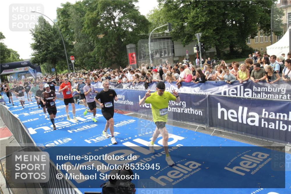 29.06.2025 - hella hamburg halbmarathon Michael Strokosch http://msf.ph/oto/8535945 29.06.2025 10:43:51 Ziel  meine-sportfotos.de