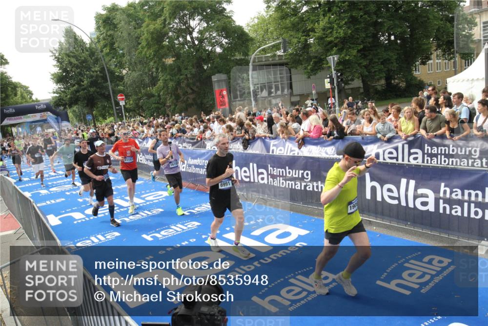 29.06.2025 - hella hamburg halbmarathon Michael Strokosch http://msf.ph/oto/8535948 29.06.2025 10:43:51 Ziel  meine-sportfotos.de