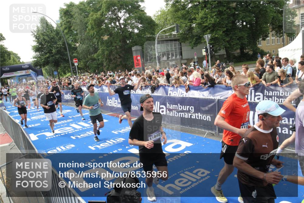 29.06.2025 - hella hamburg halbmarathon Michael Strokosch http://msf.ph/oto/8535956 29.06.2025 10:43:53 Ziel  meine-sportfotos.de