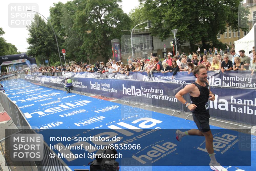 29.06.2025 - hella hamburg halbmarathon Michael Strokosch http://msf.ph/oto/8535966 29.06.2025 10:24:27 Ziel  meine-sportfotos.de