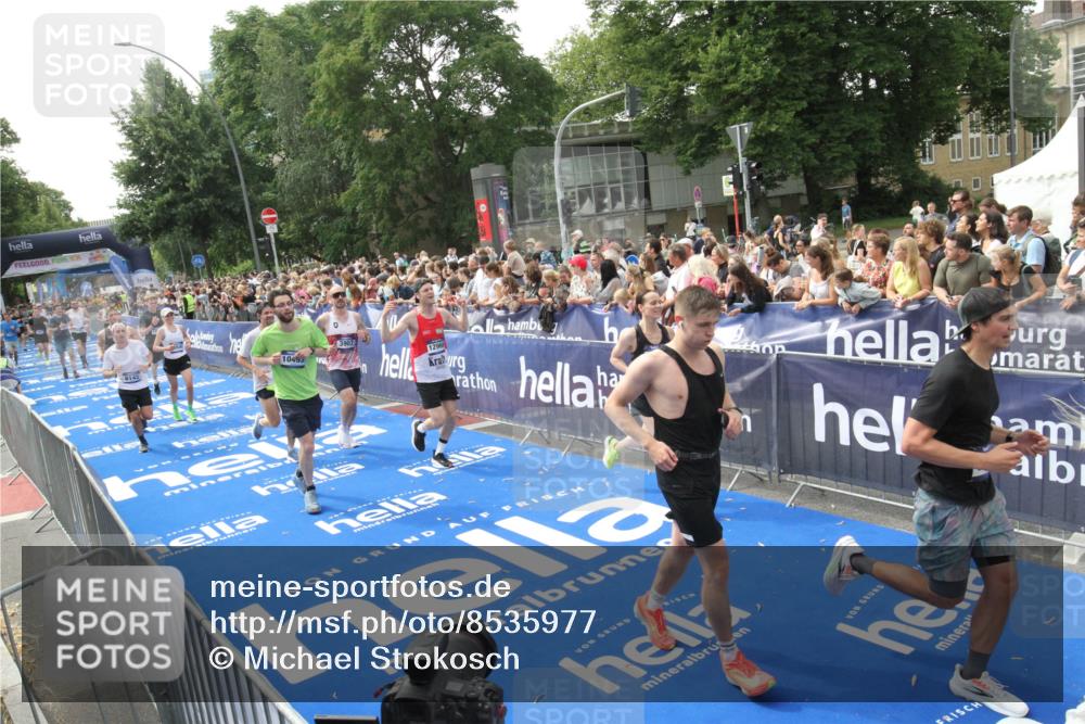 29.06.2025 - hella hamburg halbmarathon Michael Strokosch http://msf.ph/oto/8535977 29.06.2025 10:43:59 Ziel  meine-sportfotos.de